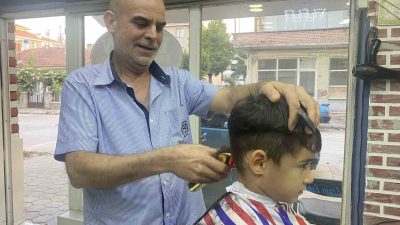 ESKİŞEHİR'DE ERKEK KUAFÖRLÜĞÜ YAPAN ESNAF OKULLAR AÇILIRKEN TIRAŞ OLMA KÜLTÜRÜNÜN