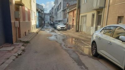 ESKİŞEHİR’DE BİR SOKAKTA ONARIMI YAPILMADIĞI İÇİN 15 GÜNDÜR DEVAM ETTİĞİ