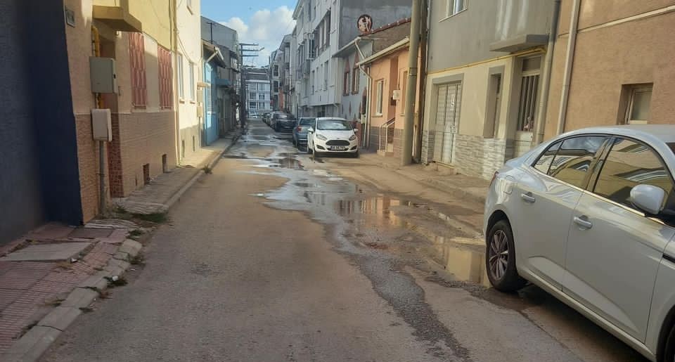 ESKİŞEHİR’DE BİR SOKAKTA ONARIMI YAPILMADIĞI İÇİN 15 GÜNDÜR DEVAM ETTİĞİ