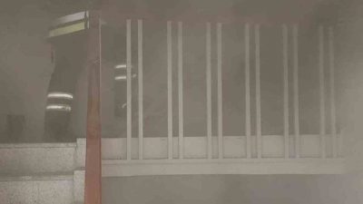 HATAY’DA BİR DEVLET OKULUNUN ÇATI KATINDA ÇIKAN YANGIN İTFAİYE EKİPLERİ