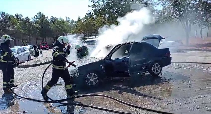 SİVAS’TA PARK HALİNDEKİ BİR OTOMOBİLDE ÇIKAN YANGIN KORKUTTU. ALEV TOPUNA