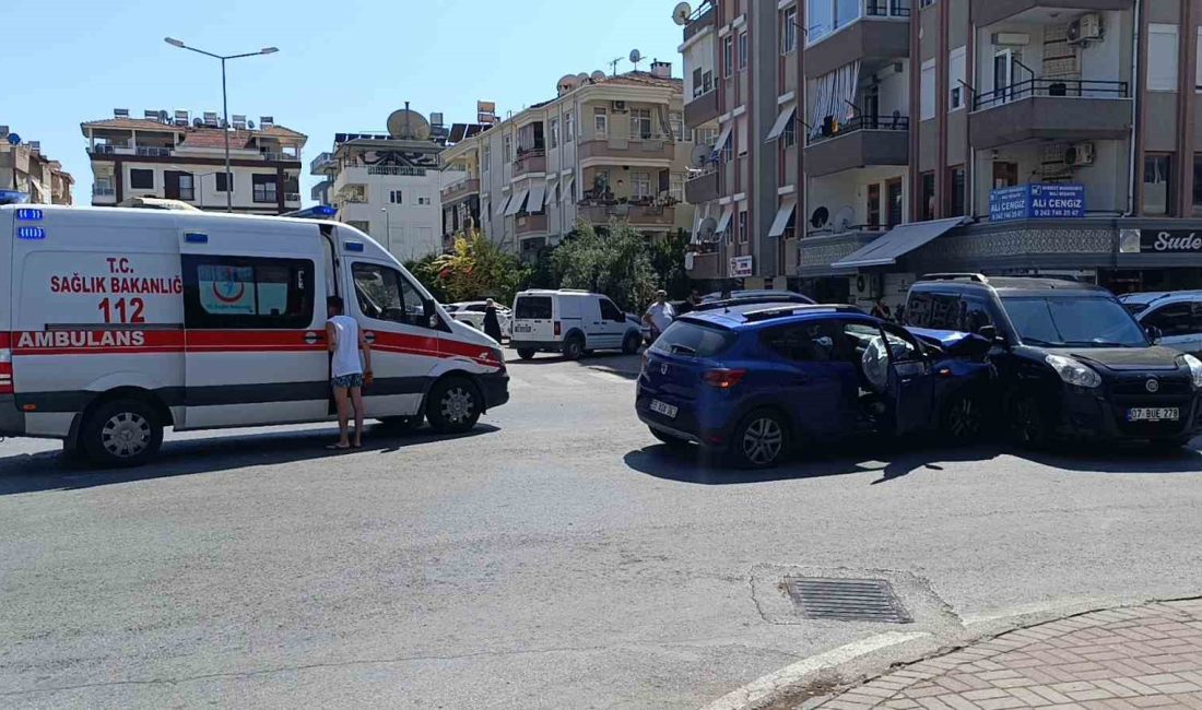 ANTALYA’NIN MANAVGAT İLÇESİNDE TALİ YOLDAN ÇIKAN OTOMOBİLİN CADDEDE SEYİR HALİNDEKİ