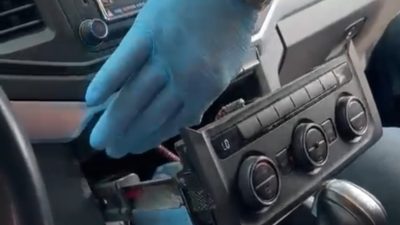 ADANA'DA ÇUKUROVA POLİSİ TAKİBE ALDIĞI 2 OTOMOBİLİN RADYO BÖLÜMÜNE ÖZEL