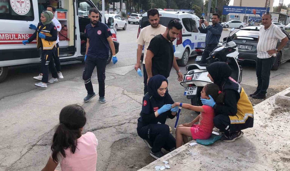 ADIYAMAN'DA OTOMOBİLLE ÇARPIŞAN MOTOSİKLETTEKİ 5 KİŞİ YARALANDI.