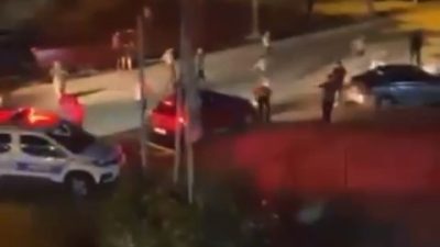 BURSA'DA KOMŞULARIN PARK TARTIŞMASINDAN KAYNAKLI ÇIKAN KAVGADA ORTALIK SAVAŞ ALANINA