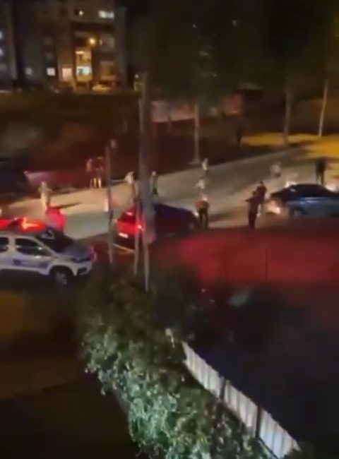 BURSA'DA KOMŞULARIN PARK TARTIŞMASINDAN KAYNAKLI ÇIKAN KAVGADA ORTALIK SAVAŞ ALANINA