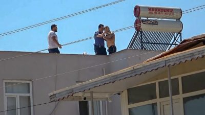 ANTALYA'DA 2 KATLI BİR BİNANIN ÇATISINA ÇIKAN İSA C. (33),