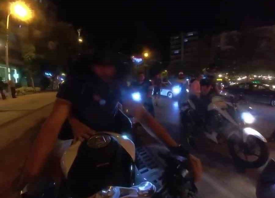 ADANA’DA TRAFİK POLİSLERİNİN UYGULAMA NOKTASINDA GİREN MOTOSİKLET SÜRÜCÜSÜNÜN UYGULAMADAN KENDİSİNİ