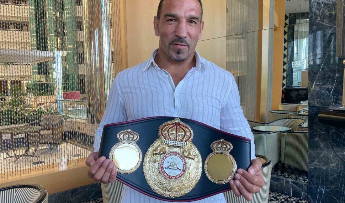 ROCKY SERİSİ FİLMLERDEN ETKİLENEREK BOKSA BAŞLAYIP İKİ KEZ DÜNYA AĞIR