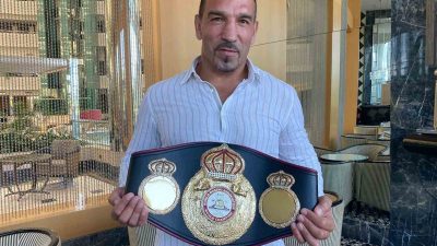 ROCKY SERİSİ FİLMLERDEN ETKİLENEREK BOKSA BAŞLAYIP İKİ KEZ DÜNYA AĞIR