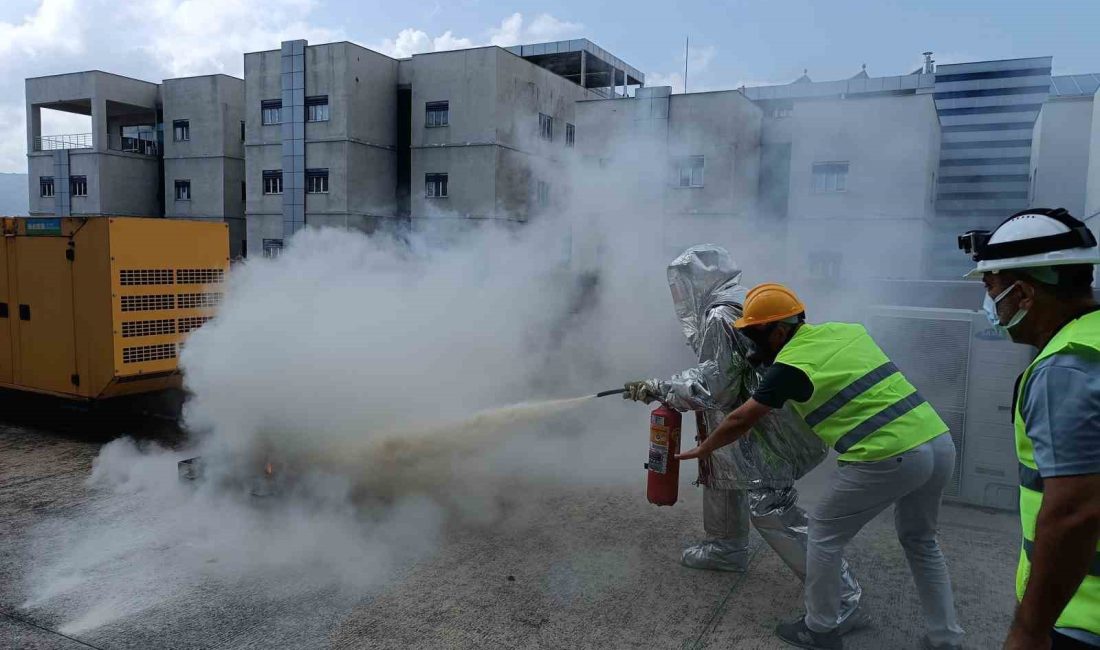 SAMSUN'DA HASTANEDE YAPILAN TATBİKATTA SAĞLIK ÇALIŞANLARININ SENARYO GEREĞİ YAPTIĞI ROL,