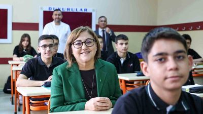 ŞAHİN’DEN OKULUN İLK GÜNÜ ÖĞRETMEN VE ÖĞRENCİLERE İNDİRİM MÜJDESİ