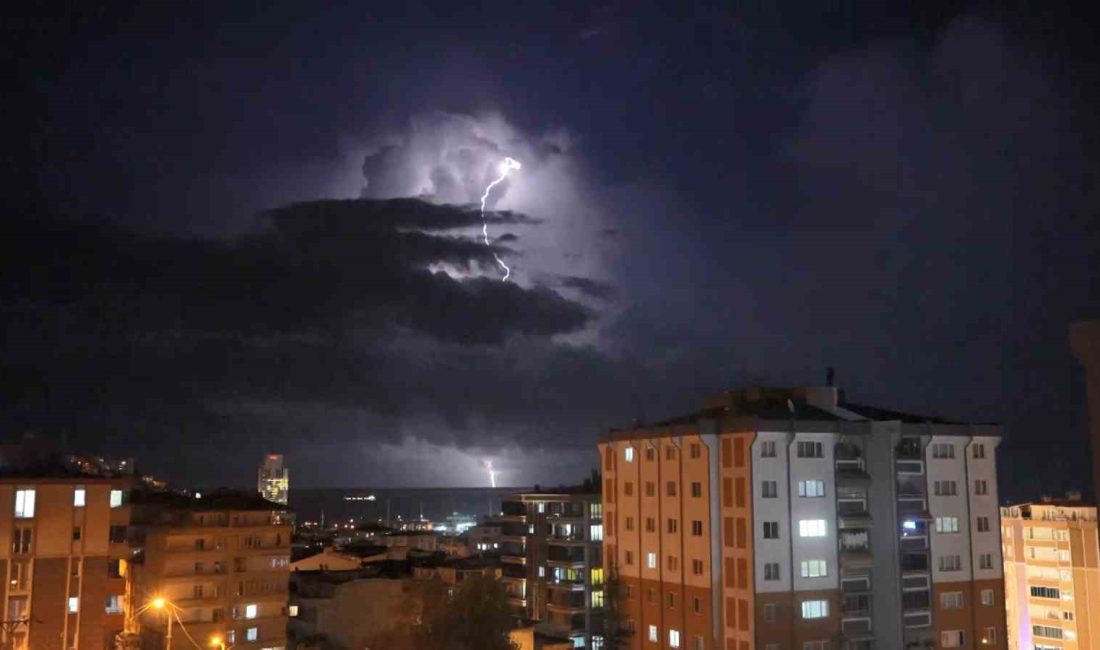 SAMSUN’DA GECE SAATLERİNDE ETKİLİ OLAN ŞİMŞEKLER NEDENİYLE GÖKYÜZÜ BEYAZA BOYANIRKEN,