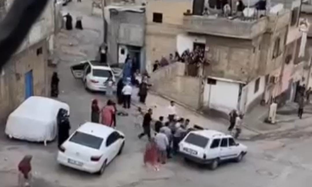 ŞANLIURFA'DA DÜĞÜNDE İKİ KİŞİ HAVAYA AÇILAN ATEŞLE YARALANDI