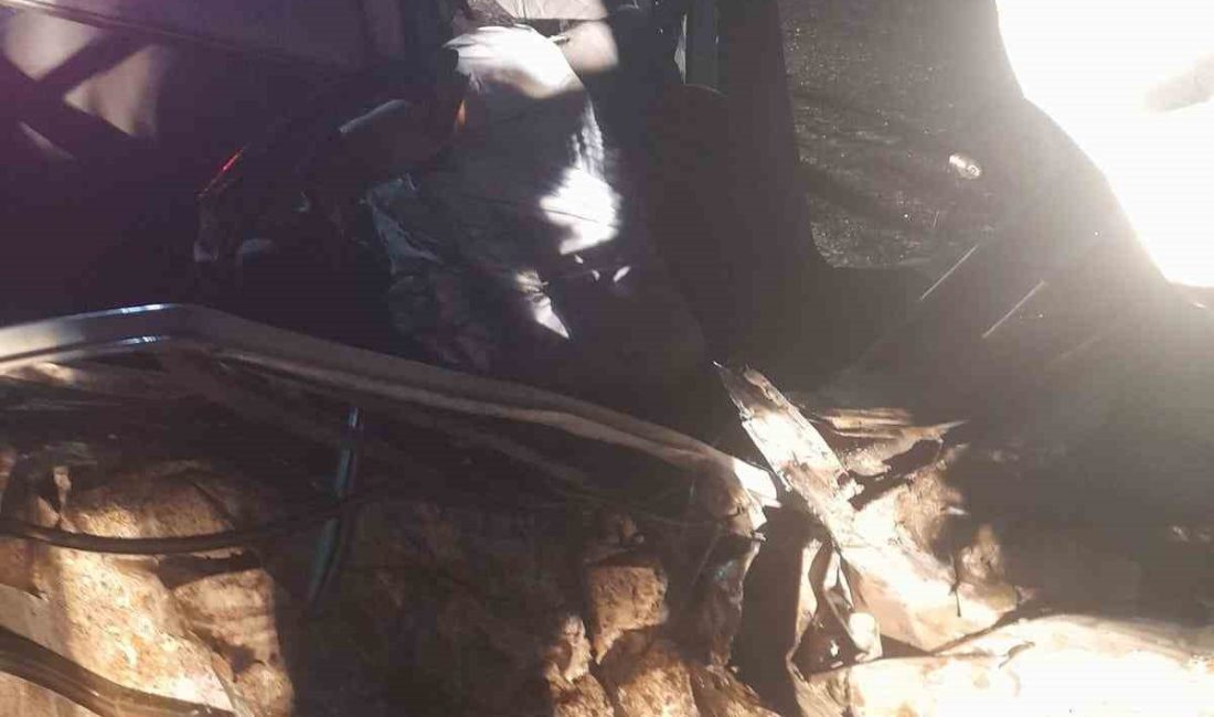 ŞANLIURFA'DA MİNİBÜS İLE OTOMOBİL ÇARPIŞTI: 1 ÖLÜ, 3 YARALI