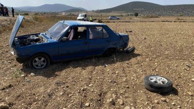 BİLECİK'TE SEYİR HALİNDE KONTROLDEN ÇIKAN ARAÇ ŞARAMPOLE UÇARKEN SÜRÜCÜSÜ YARALANDI.