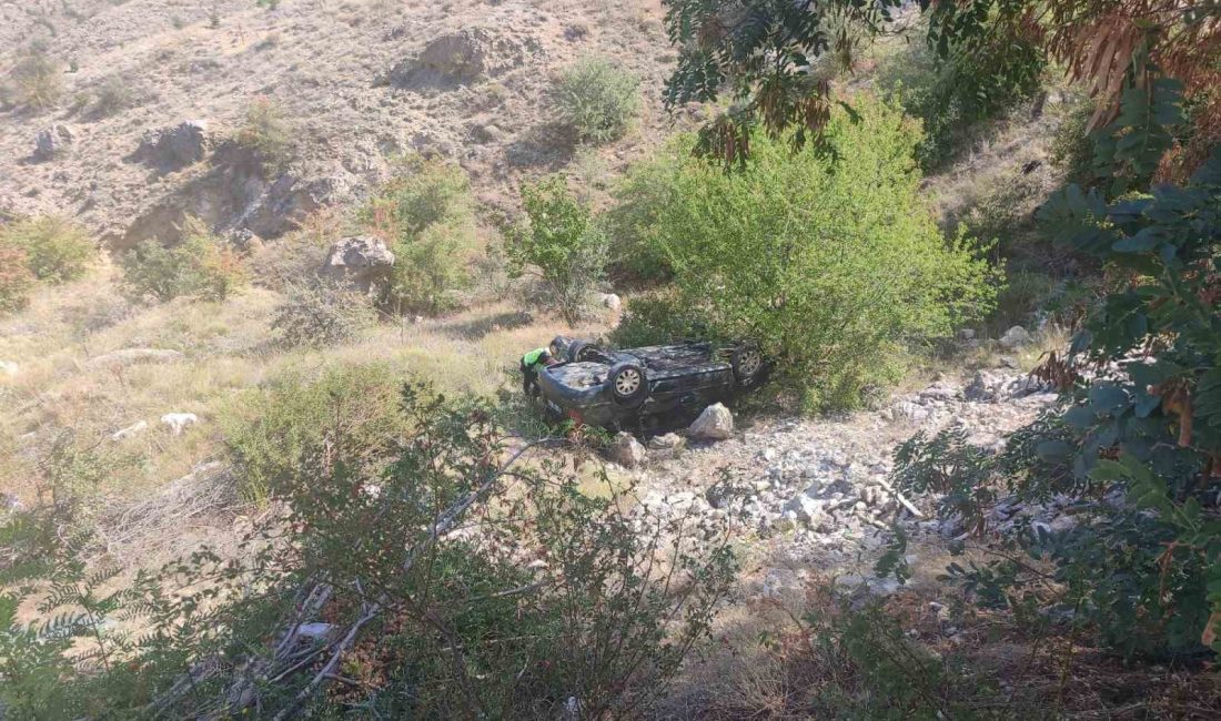 AFYONKARAHİSAR’DA TAKLA ATARAK ŞARAMPOLE YUVARLANAN OTOMOBİLDE İKİSİ ÇOCUK 4 KİŞİ