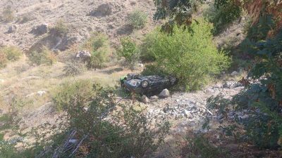 AFYONKARAHİSAR’DA TAKLA ATARAK ŞARAMPOLE YUVARLANAN OTOMOBİLDE İKİSİ ÇOCUK 4 KİŞİ