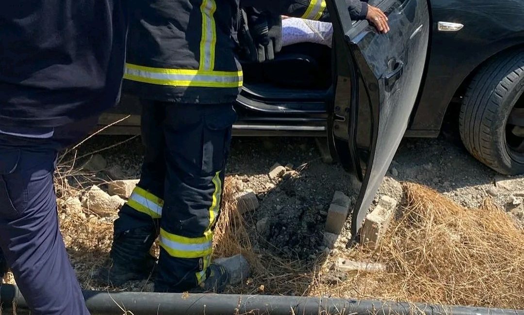 HATAY'IN ARSUZ İLÇESİNDE ŞARAMPOLE YUVARLANAN OTOMOBİLDEKİ SÜRÜCÜ YARALANDI.