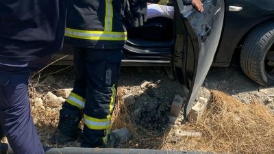 HATAY'IN ARSUZ İLÇESİNDE ŞARAMPOLE YUVARLANAN OTOMOBİLDEKİ SÜRÜCÜ YARALANDI.