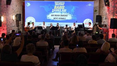 ŞARKILAR BARIŞ DOLU BİR DÜNYA İÇİN SESLENDİRİLDİ