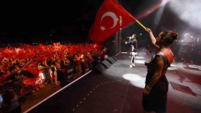 BELEDİYE BAŞKANI FİLİZ CERİTOĞLU SENGEL TÜRK BAYRAĞI İLE SAHNEYE ÇIKARAK,