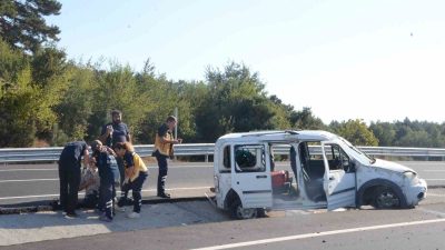 SEYİR HALİNDE LASTİĞİ PATLAYAN ARAÇTA BULUNAN 4 KİŞİ YARALANDI