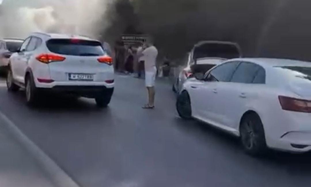 BURSA'DA SEYİR HALİNDEKİ OTOMOBİL ARIZA YAPINCA MOTOR KISMI ALEV ALEV