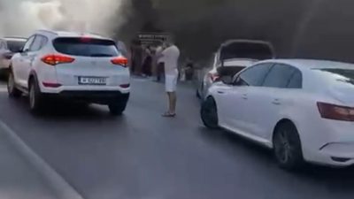 BURSA'DA SEYİR HALİNDEKİ OTOMOBİL ARIZA YAPINCA MOTOR KISMI ALEV ALEV