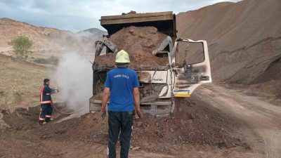 SİVAS’IN SUŞEHRİ İLÇESİNDE YOL ŞANTİYESİNDE ÇALIŞAN BİR KAMYON, YANARAK KULLANILAMAZ