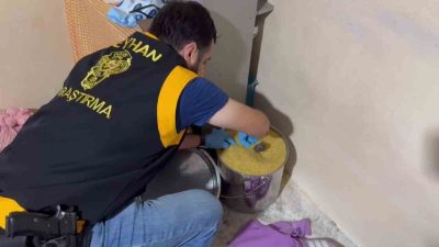 ADANA’DA SEYHAN POLİSLERİ RUHSATSIZ SİLAHLARA YÖNELİK YAPTIĞI ÇALIŞMALARDA BİR EVDEKİ