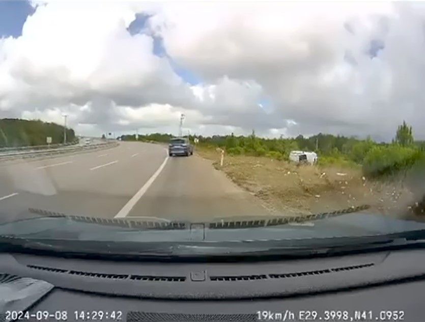 ŞİLE'DE OTOMOBİLİN KAZA ANI KAMERADA