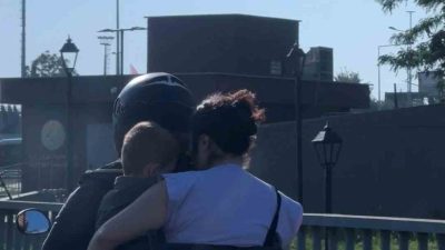 ŞİŞLİ’DE BİR KADININ KUCAĞINDA ÇOCUKLA MOTOSİKLET ÜZERİNDEKİ TEHLİKELİ YOLCULUĞU KAMERAYA