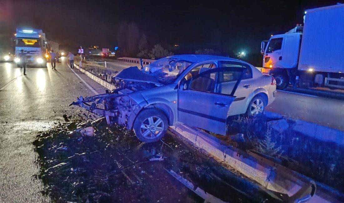 SİVAS’TA İKİ OTOMOBİLİN KAFA KAFAYA ÇARPIŞMASI SONUCU MEYDANA GELEN TRAFİK
