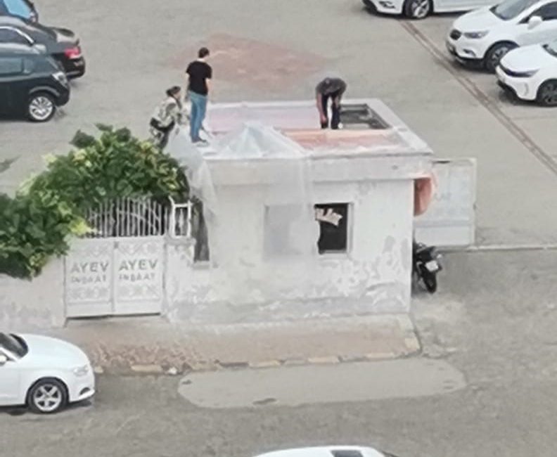 ANİDEN BASTIRAN YAĞMUR SALÇA YAPAN VATANDAŞLARI ZOR DURUMDA BIRAKTI