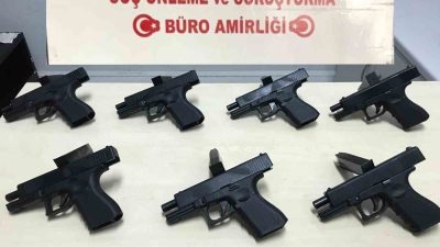 ADANA’DA YÜREĞİR POLİSLERİ ŞÜPHE ÜZERİNE DURDURDUĞU OTOMOBİLDE RUHSATSIZ 7 TABANCA