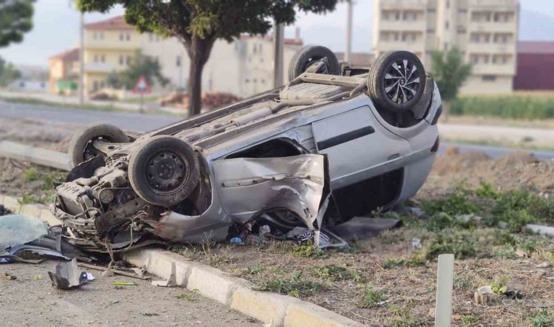 AFYONKARAHİSAR’DA KONTROLDEN ÇIKARAK ORTA REFÜJE TAKLA ATIP HURDAYA DÖNEN ARAÇTAKİ