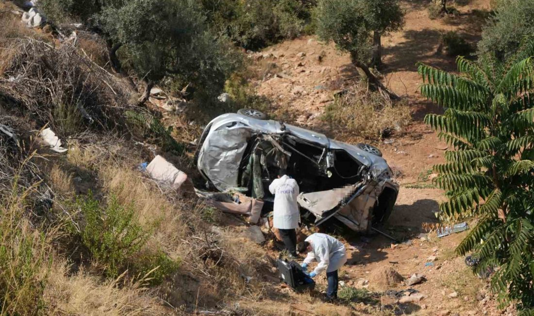 ANTALYA'DA  ŞARAMPOLE YUVARLANIP TAKLA ATAN ARAÇTA SIKIŞAN SÜRÜCÜ HAYATINI