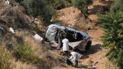 ANTALYA'DA  ŞARAMPOLE YUVARLANIP TAKLA ATAN ARAÇTA SIKIŞAN SÜRÜCÜ HAYATINI