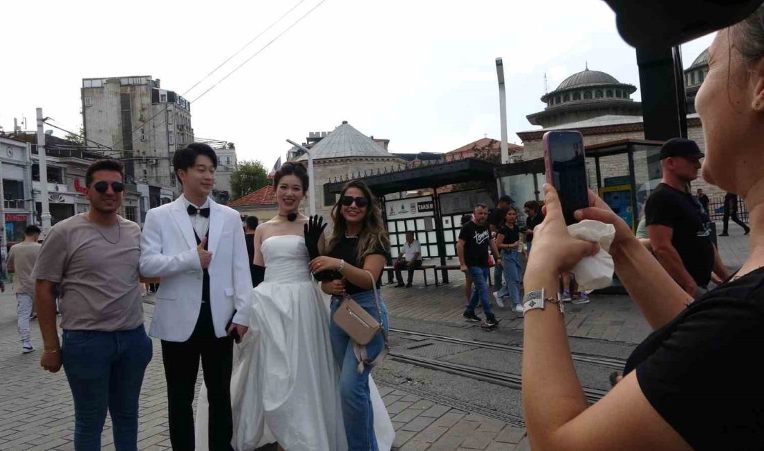 TAKSİM’DE DÜĞÜN FOTOĞRAFI ÇEKTİREN ÇİNLİ ÇİFT İLGİ ODAĞI OLDU