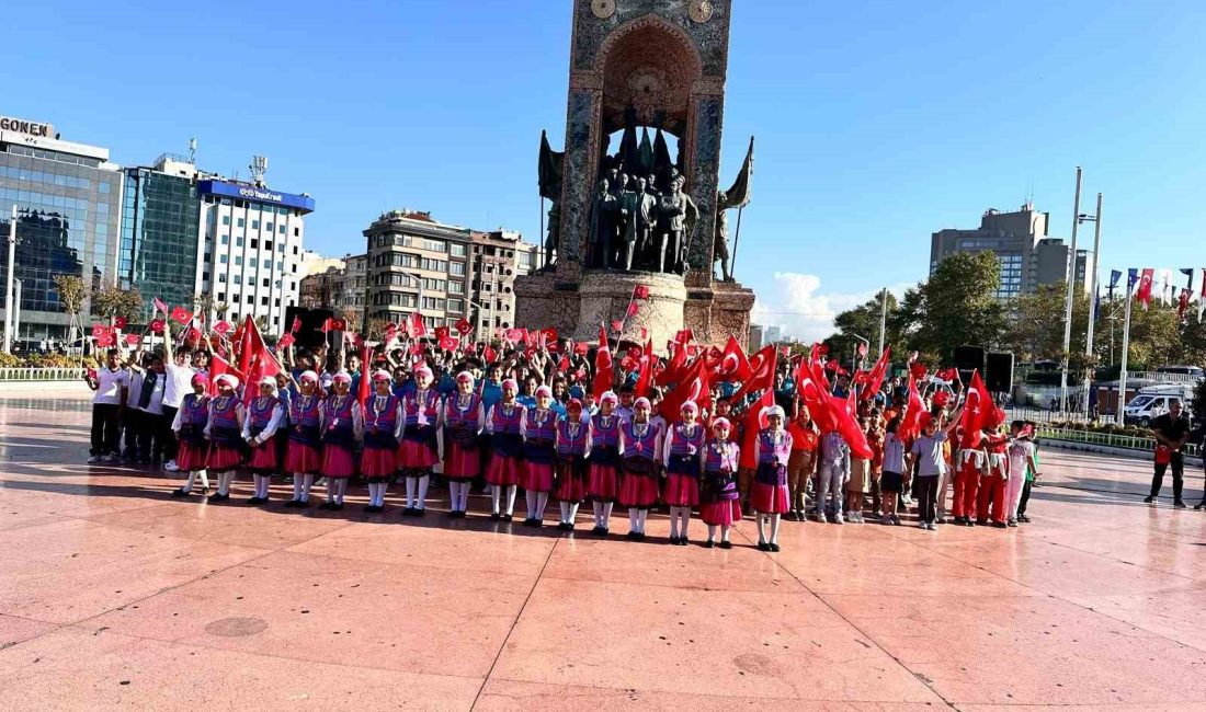İSTANBUL TAKSİM MEYDANI'NDA YENİ EĞİTİM VE ÖĞRETİM YILININ BAŞLAMASI NEDENİYLE