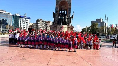 İSTANBUL TAKSİM MEYDANI'NDA YENİ EĞİTİM VE ÖĞRETİM YILININ BAŞLAMASI NEDENİYLE
