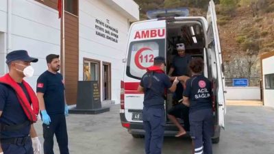 MUĞLA’NIN FETHİYE İLÇESİ AÇIKLARINDA SEYREDEN GEZİ TEKNESİNDE YARALANAN VATANDAŞ SAHİL