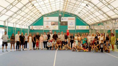 TURNUVADA KAZANANLARA KUPALARI DÜZENLENEN TÖREN İLE TAKDİM EDİLDİ.