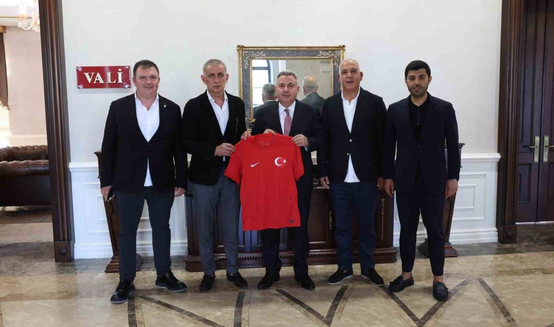 TÜRKİYE FUTBOL FEDERASYONU BAŞKANI İBRAHİM HACIOSMANOĞLU, İZMİR VALİSİ SÜLEYMAN ELBAN'I