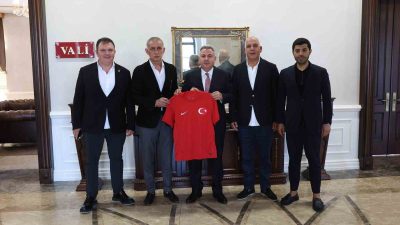 TÜRKİYE FUTBOL FEDERASYONU BAŞKANI İBRAHİM HACIOSMANOĞLU, İZMİR VALİSİ SÜLEYMAN ELBAN'I
