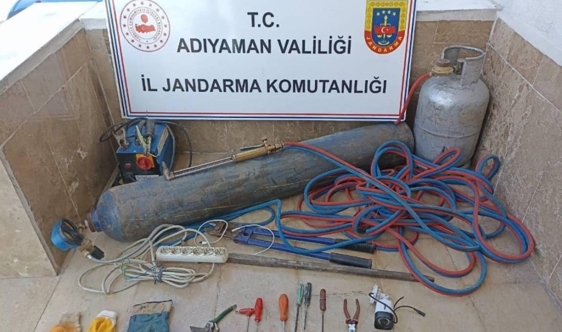 ADIYAMAN’DA, TREN RAYLARINI ÇALMAK İSTEDİKLERİ ESNADA SUÇÜSTÜ YAPILARAK YAKALANAN DA,