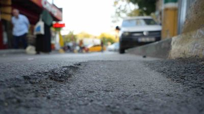 BURSA'DA HOCAALİZADE MAHALLESİ ECELER SOKAK'TA BULUNAN ÇUKUR, KAZALARA DAVETİYE ÇIKARIYOR.