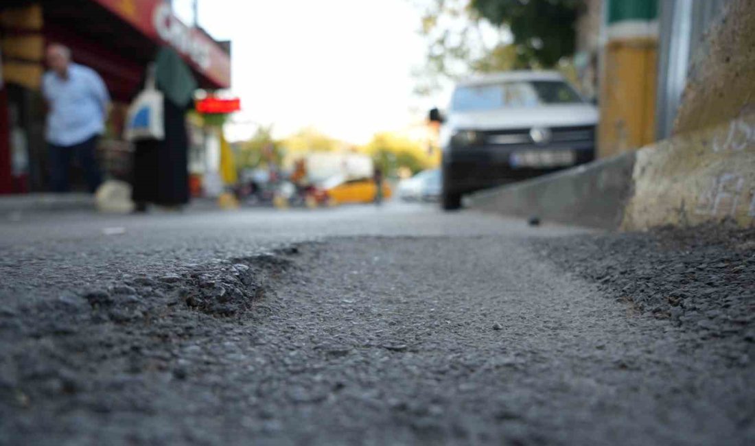 BURSA'DA HOCAALİZADE MAHALLESİ ECELER SOKAK'TA BULUNAN ÇUKUR, KAZALARA DAVETİYE ÇIKARIYOR.