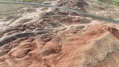 IĞDIR’IN TUZLUCA İLÇESİNDE YER ALAN GÖKKUŞAĞI TEPELERİ, RENGARENK GÖRÜNTÜSÜ İLE